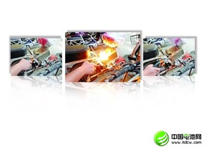  钳子夹着螺丝钉靠近电池插孔。 接触瞬间，冒出耀眼的火花。 插孔的金属片烧得红红的，铁螺钉一处螺纹被烧掉。