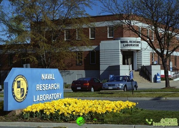 美国海军研究实验室（NRL）的科学家们日前成功发现了一项具有突破性意义的新方法，可以让太阳能电池在水下高效作业。