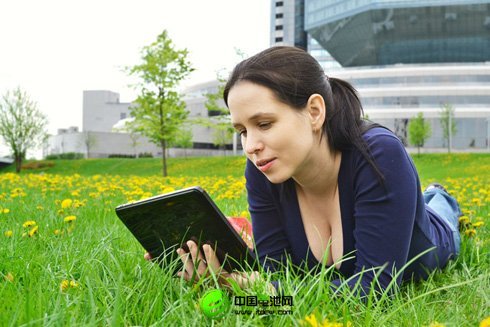 最新太阳能电池：像手机贴膜一样透明超薄