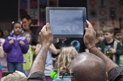 最新太阳能电池：像手机贴膜一样透明超薄