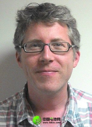 汤姆-克拉克博士正在东安格利亚大学进行研究的希瓦氏菌