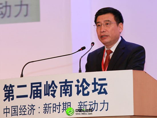 “第二届岭南论坛”于2013年3月31日在广州举行。上图为工业和信息化部部长、党组书记苗圩。(图片来源：新浪财经 梁斌 摄)