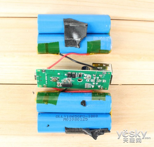 12000mAh移动电源的电芯容量1800mAh，共4节。实际总容量7200mAh，虚标4800mAh。