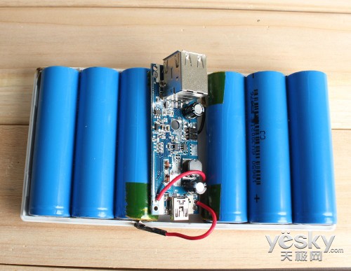 移动电源由三部分组成：外壳、电路板、电芯