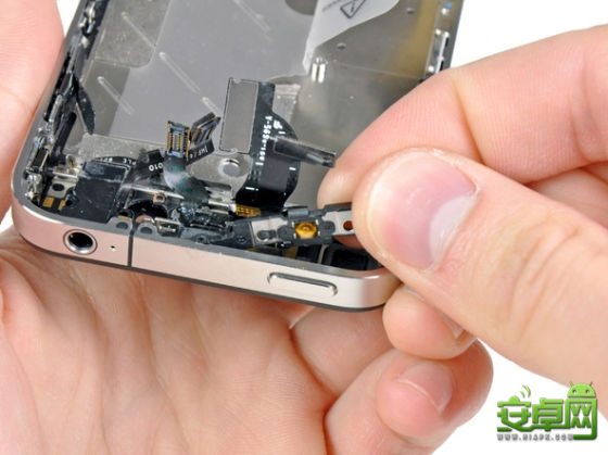 iPhone4又曝电源键存缺陷 苹果公司再遭控诉