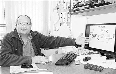 阿夫纳·罗斯柴尔德教授在接受采访。 本报记者 冯志文摄