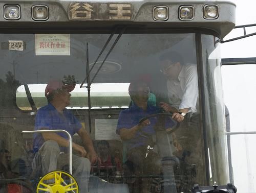  这是6月7日，李克强在邯郸县裴堡东村登上收割机驾驶室向农机手了解小麦收成情况。新华社记者 黄敬文 摄