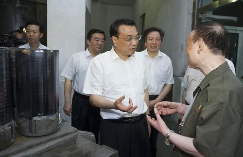  这是6月7日，李克强在邢台考察光伏企业。新华社记者 黄敬文 摄