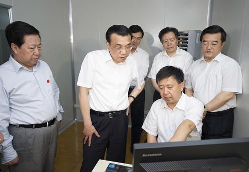     这是6月7日，李克强在邯郸环境监测站听取工作人员介绍情况。新华社记者 黄敬文 摄