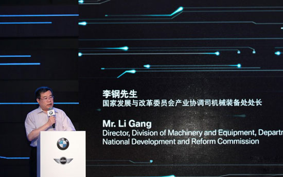 国家发展与改革委员会产业协调司机械装备处处长李钢先生致辞