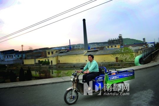 如今韦东英在路上仍会留意是否有工厂偷排污，但已不写日记了，“写有什么用？” 南都记者 孙俊彬 摄