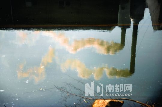 2013年4月15日，南阳化工园江城桥附近，卫浴厂的两根烟囱正在冒烟。 南都记者 孙俊彬 摄