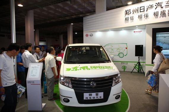 郑州日产展台前人头攒动
