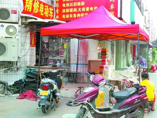 电动车修理店的废旧电池都被废品收购人员买走了