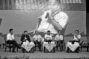 在新能源和节能环保分论坛上，华创证券分析师李大军和创投机构对该领域的投资机会和风险展开了深入探讨。 （宋春雨/摄）