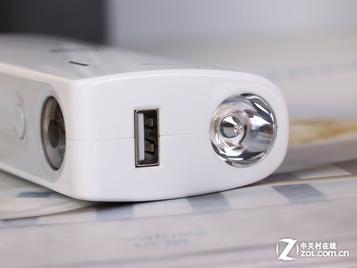 配备一个照明灯和一个标准USB输出接口