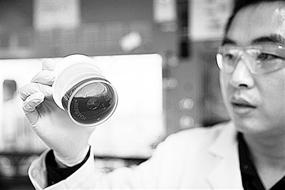 ?王超观察装盛在器皿中具有自我修复能力的高分子材料。