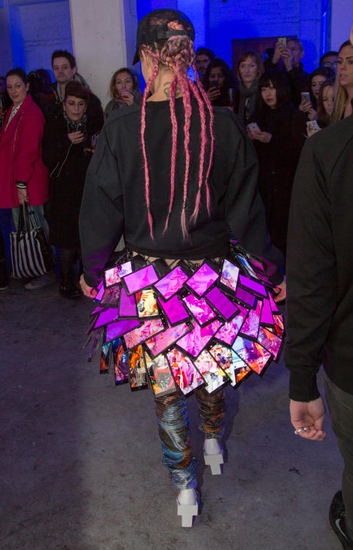 诺基亚推出智能裙子 由80部Lumia手机组成