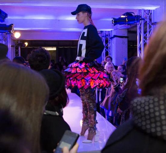 诺基亚推出智能裙子 由80部Lumia手机组成