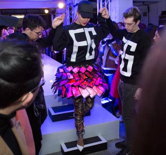 诺基亚推出智能裙子 由80部Lumia手机组成