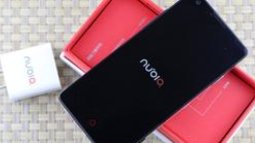 彭丽媛秀手机 使用的是中兴努比亚z5mini