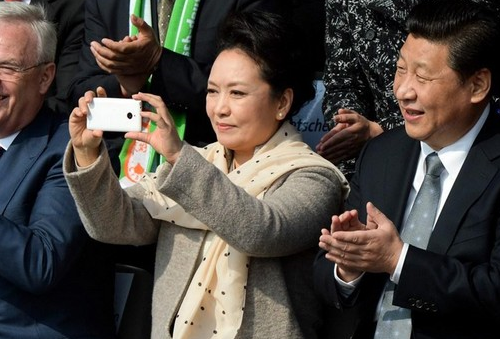 彭丽媛秀手机 使用的是中兴努比亚z5mini