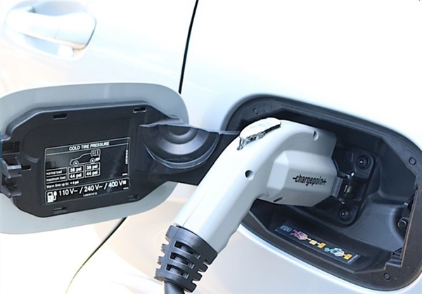 特斯拉技术助力奔驰首款民用级电动车