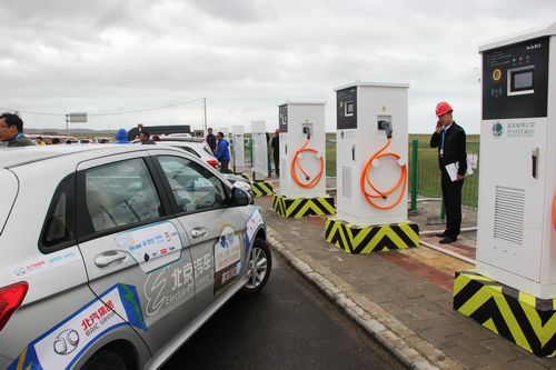 首届环青海湖(国际)电动汽车挑战赛从湟源驶入青海湖 