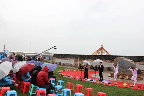 首届环青海湖(国际)电动汽车挑战赛从湟源驶入青海湖 