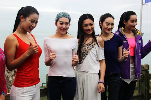 首届环青海湖(国际)电动汽车挑战赛从湟源驶入青海湖 