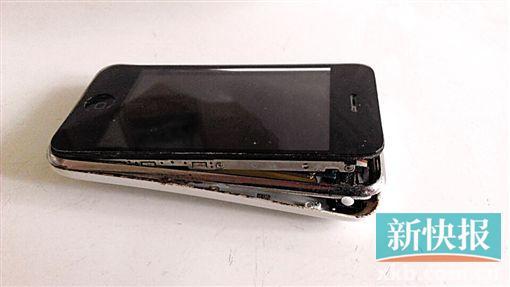 静止状态下的iPhone3突然自行爆开。