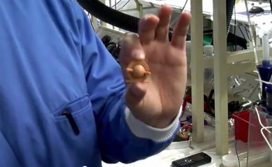 未来电池这样：几秒钟充满电 待机长达数月