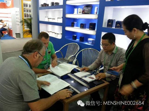 组图：猛狮科技亮相第116届广交会 现场咨询火爆