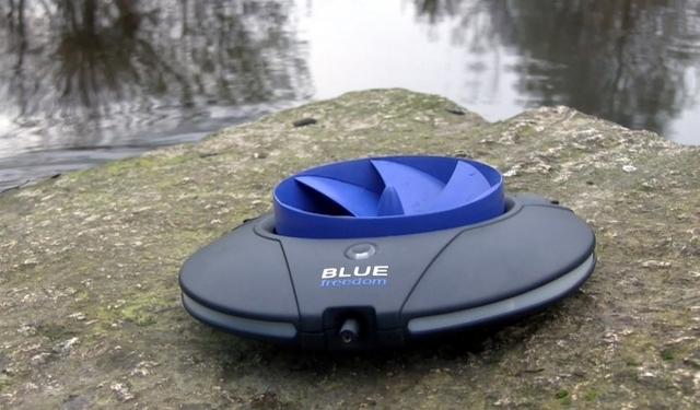 这个移动电源没电时只需要放在水里冲一冲