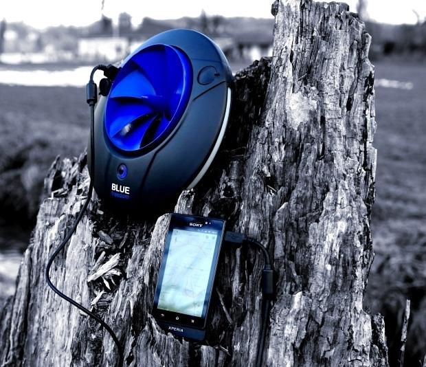 这个移动电源没电时只需要放在水里冲一冲