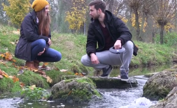 这个移动电源没电时只需要放在水里冲一冲