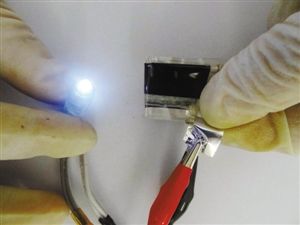 江西研发新型电池薄如纸可任意弯曲