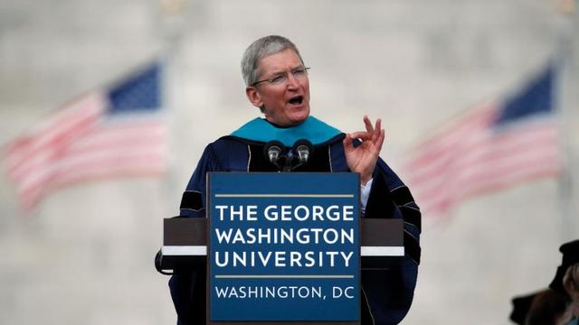 库克毕业典礼演讲：乔布斯让我学会质疑一切