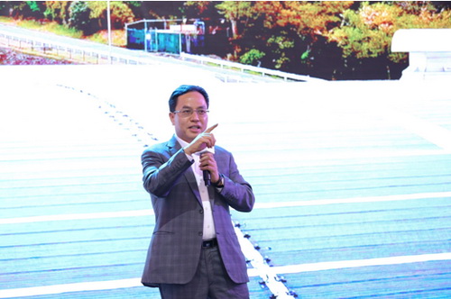 汉能控股集团董事局主席李河君在清洁能源展示中心开馆仪式上发言