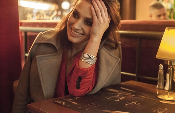 不用充电的智能手环  真的只是个摆设？ 用户还可以将自己喜欢的图片上传至配套 App 上 Tago 图库中，然后再传输到手环上。Tago Arc 不仅能当配饰，感觉还可以当个显示屏，把备忘录转换成照片格式，在手环上显示时刻提醒自己，也是个不错的选择。 购买注意事项  有意向购买的用户要注意一点，Tago Arc 智能手环的 Ap