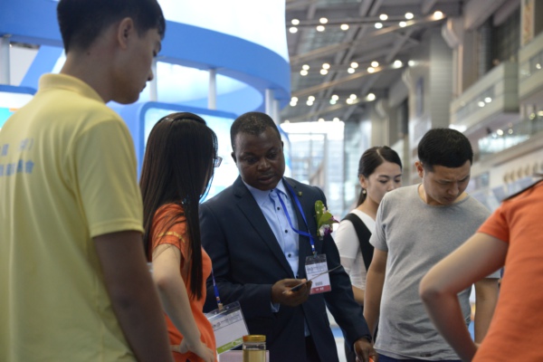 首届侨交会在深圳开幕 猛狮科技光伏产品一枝独秀