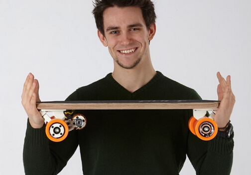 电动滑板小而美  Bolt不仅能通勤还能给手机充电