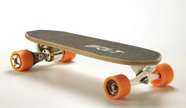 电动滑板小而美  Bolt不仅能通勤还能给手机充电