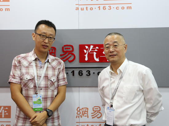网易汽车主持人张扬和吉利控股集团汽车销售有限公司副总经理陈洪生