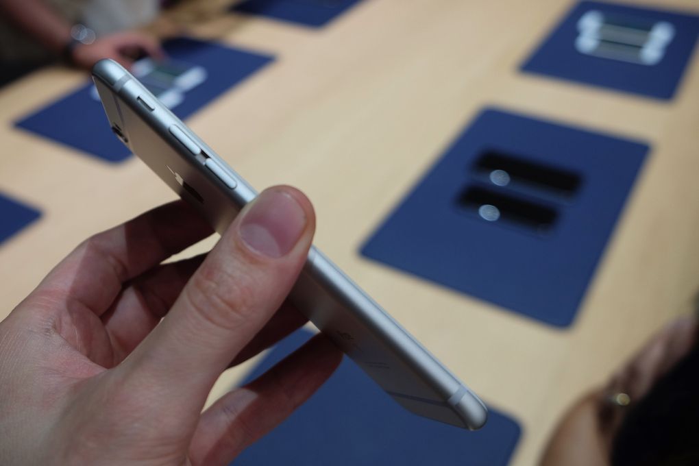 苹果iPhone 6s高清上手图：和iPhone 6基本一样