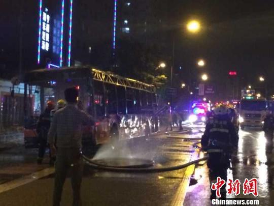 杭州闹市区一辆混合动力公交车起火 致9人受伤