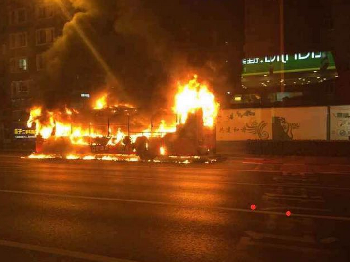 杭州闹市区一辆混合动力公交车起火 致9人受伤