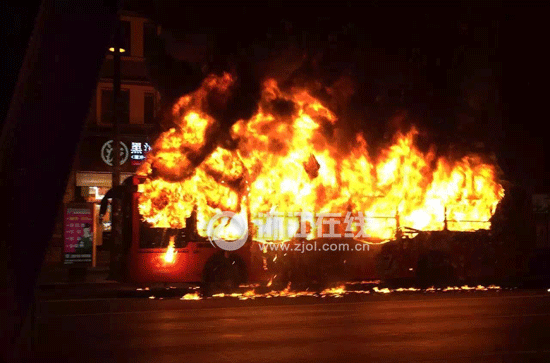 杭州自燃公交车自动灭火器为何失灵？45辆同款车全停运