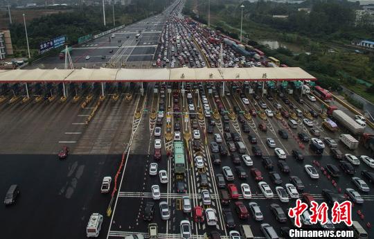 车多拥挤 江苏南京上空无人机巡航高速报路况