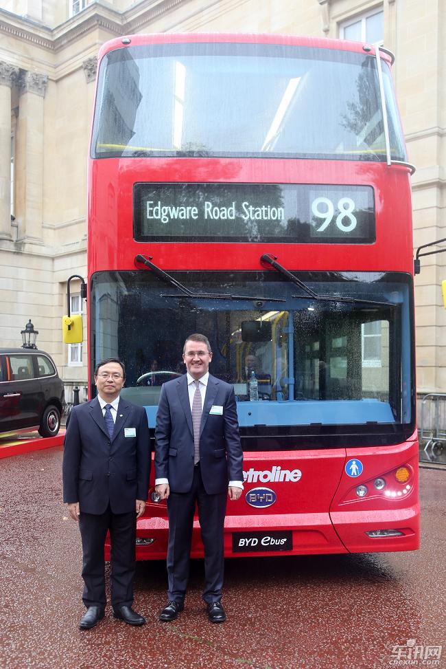比亚迪总裁王传福同ADL首席执行官科林-罗伯逊在纯电动双层大巴前合影
